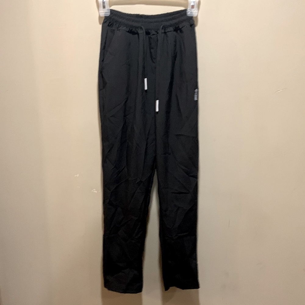 Black gym pants, jogger.